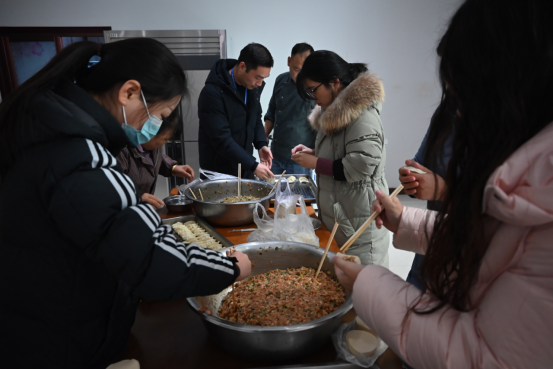 濃情餃子 溫暖冬至——寶盈建設(shè)開(kāi)展冬至包餃子活動(dòng)！